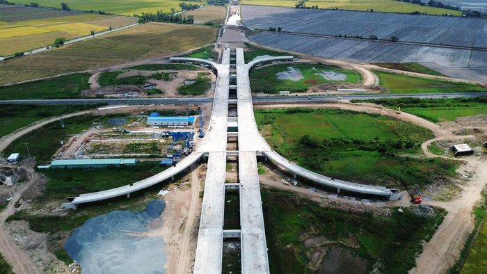 Nút giao IC4 trên cao tốc Cần Thơ - Cà Mau là điểm giao quan trọng kết nối trục cao tốc Bắc - Nam với tuyến cao tốc ngang Châu Đốc - Cần Thơ - Sóc Trăng. 