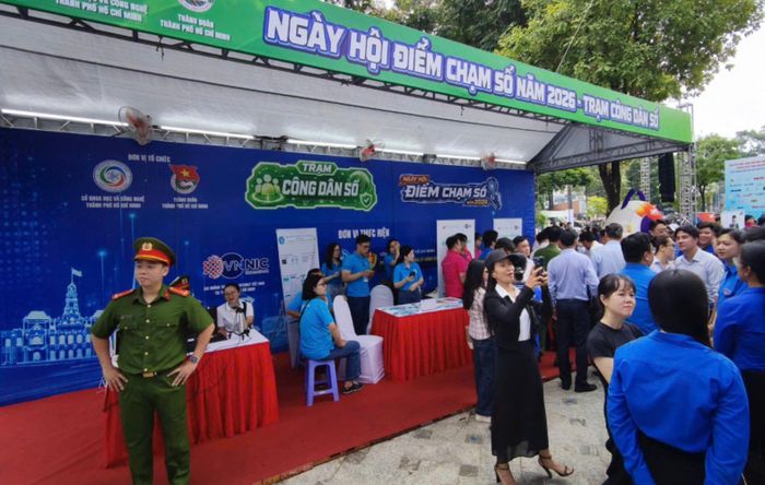 Người dân trải nghiệm các tiện ích số tại Ngày hội “Điểm chạm số 2026”.