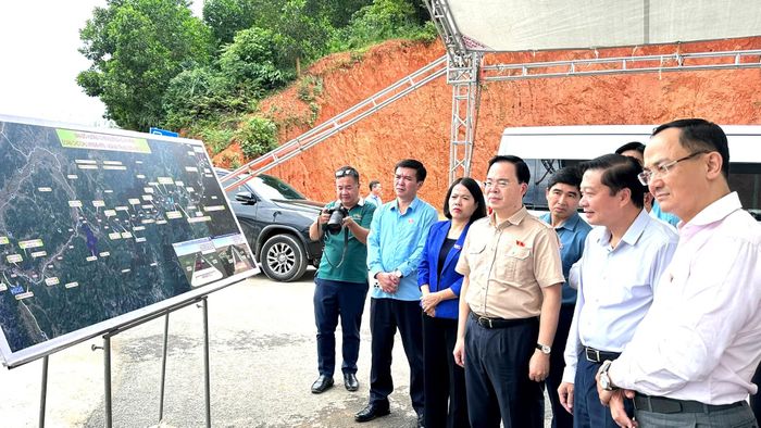 Đại diện Ban QLDA đường Hồ Chí Minh báo cáo với đoàn công tác.