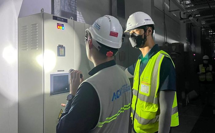 Cán bộ Cảng HKQT Long Thành phối hợp cùng Liên danh Incheon Airport (IAC) khảo sát, rà soát các hạng mục phục vụ công tác chuẩn bị khai thác.