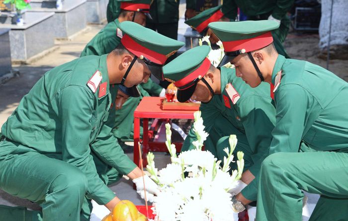 Lễ truy điệu và an táng 12 hài cốt liệt sĩ diễn ra trong không khí trang nghiêm, thành kính.