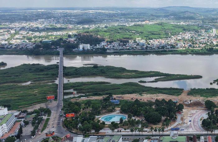 Công trình cầu Trà Khúc 1 được xây dựng thay thế cho cầu cũ đã xuống cấp.