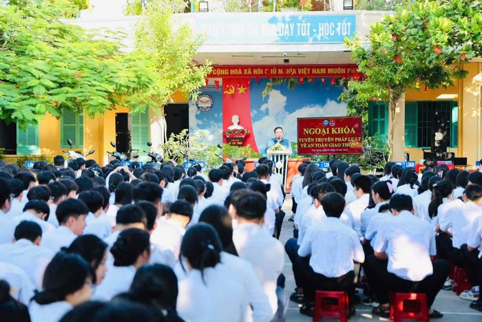 Hơn 2.000 học sinh và cán bộ, giáo viên Trường THPT Lê Thánh Tôn tham gia buổi tuyên truyền pháp luật về trật tự, an toàn giao thông (Ảnh: CAKH).