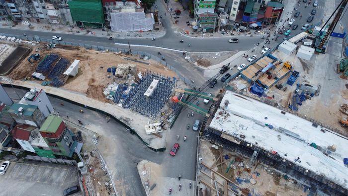 Khu vực nút giao Nguyễn Chí Thanh được đánh giá có điều kiện thi công phức tạp do đồng thời triển khai dự án ga ngầm S3 thuộc tuyến đường sắt đô thị số 5 Văn Cao - Hòa Lạc.