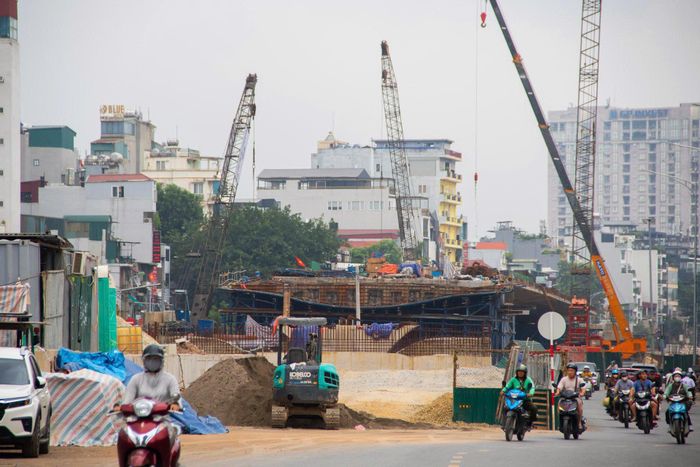 Dù mặt bằng thi công chật hẹp, lưu lượng phương tiện qua khu vực lớn, các công nhân vẫn duy trì việc thi công, đồng thời phối hợp với lực lượng tổ chức giao thông để bảo đảm an toàn cho người và phương tiện.