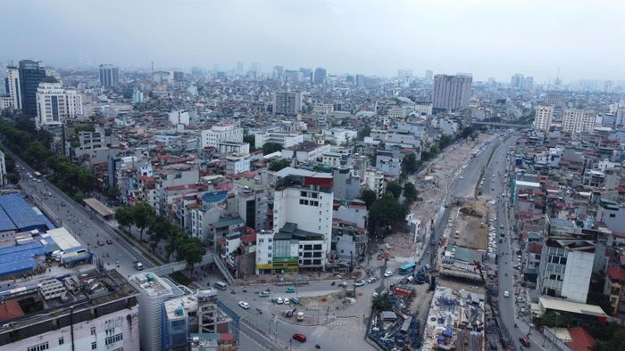 Hình hài của cầu vượt đang dần thành hình sau nhiều tháng thi công và đạt khoảng 40% sản lượng. 