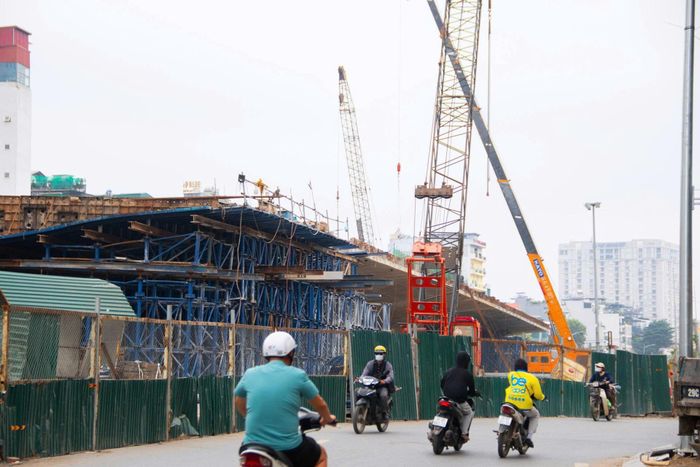 Anh Nguyễn Viết Hoàn - công nhân đang thi công tại khu vực cầu vượt Láng Hạ - Giảng Võ cho biết, các đội được yêu cầu bám sát kế hoạch, phối hợp chặt chẽ trong từng công đoạn để bảo đảm tiến độ. Đặc biệt, những hạng mục kết cấu cầu đòi hỏi quá trình thi công chính xác, tuân thủ nghiêm các yêu cầu kỹ thuật và an toàn lao động.