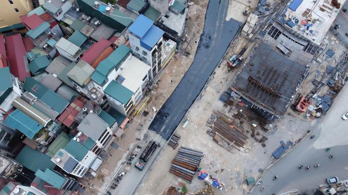 Công nhân, kỹ sư được bố trí làm việc tại nhiều vị trí, từ thi công kết cấu cầu, lắp dựng dầm đến hoàn thiện các hạng mục phụ trợ. Máy móc, thiết bị được tập kết, tổ chức thi công theo từng mũi nhằm tranh thủ tối đa thời gian.