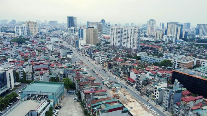 Trước đó, Phó Bí thư Thường trực Thành ủy Hà Nội Nguyễn Trọng Đông yêu cầu các đơn vị tập trung máy móc, phương tiện, khẩn trương đẩy nhanh tiến độ, đối với 2 cầu vượt trên tuyến, phải hoàn thành trước ngày 31/12/2026. Được biết, khi hoàn thành, tuyến Vành đai 1 đoạn Hoàng Cầu - Voi Phục cùng 2 cầu vượt tại các nút giao Láng Hạ - Giảng Võ và Nguyễn Chí Thanh được kỳ vọng góp phần hoàn thiện mạng lưới giao thông khu vực nội đô, tăng khả năng kết nối và giảm áp lực cho các tuyến đường hiện hữu.