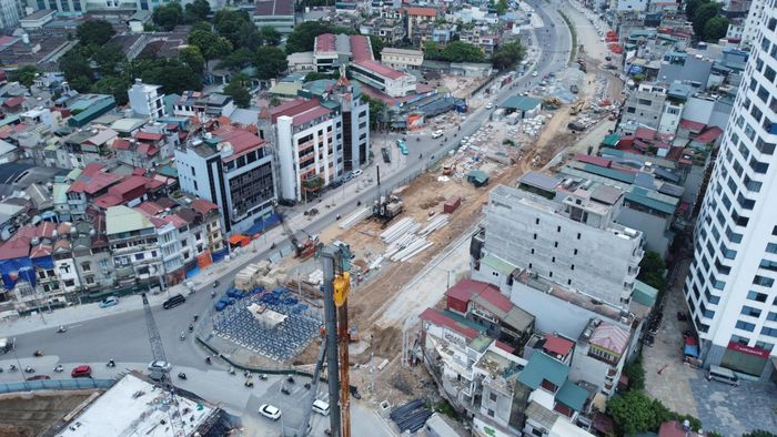 Cùng với thi công kết cấu cầu, các đơn vị đang triển khai tường chắn, đường đầu cầu, hệ thống chiếu sáng và các hạng mục hoàn thiện.