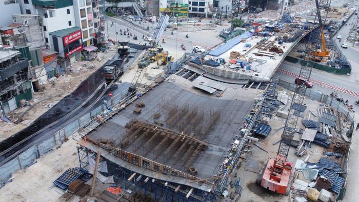 Theo quy hoạch, tuyến đường được đầu tư đồng bộ với mặt cắt ngang khoảng 50m, gồm các hạng mục nền, mặt đường, nút giao, thoát nước, hào kỹ thuật, chiếu sáng, cây xanh, vỉa hè, tổ chức giao thông và di chuyển các công trình ngầm, nổi. Đáng chú ý, dự án xây dựng 2 cầu vượt tại nút giao Láng Hạ - Giảng Võ và nút giao Nguyễn Chí Thanh nhằm tăng năng lực thông hành, giảm xung đột giao thông tại các nút giao lớn trên tuyến.