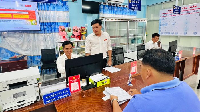 Người dân làm thủ tục tại Trung tâm Phục vụ hành chính công xã Châu Thới.