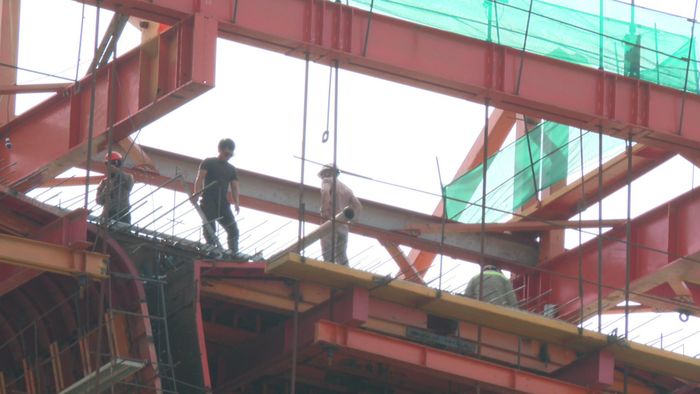 Tuy nhiên, dự án vẫn chịu áp lực từ nguồn nhân lực và vật liệu. Theo VEC, nhiều dự án lớn trong khu vực được triển khai cùng thời điểm khiến nguồn kỹ sư, nhân công bị phân tán. Bên cạnh đó, nguồn cung nhựa đường đang gặp khó khăn, ảnh hưởng đến tiến độ thi công bê tông nhựa. 
