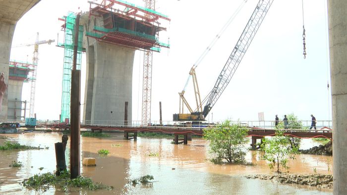 Theo Tổng công ty Đầu tư phát triển đường cao tốc Việt Nam (VEC, chủ đầu tư), đến đầu tháng 10/2026, tổng sản lượng thi công hai gói thầu chính của dự án đạt gần 4.972 tỷ đồng, tương đương 72,98% giá trị hợp đồng. Trong đó, gói XL01 từ Km4+000 - Km13+900, bao gồm cầu Long Thành, đạt 76,57%; gói XL02 đạt 68,73%. Tiến độ đang được thúc đẩy trên nhiều mũi thi công.