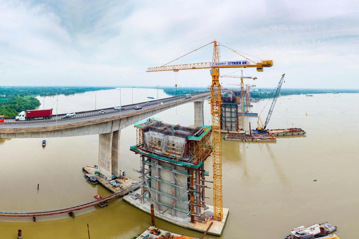 Đối với cầu Long Thành, đây là công trình bắc qua sông Đồng Nai với chiều dài khoảng 2,32km, rộng 23,75m, quy mô 5 làn xe theo hướng TP.HCM đi Long Thành. Công trình được triển khai trong điều kiện vừa thi công trên sông, vừa phải bảo đảm an toàn cho hoạt động giao thông đường thủy. Mục tiêu hoàn thành cầu được đặt ra vào ngày 18/2/2027.