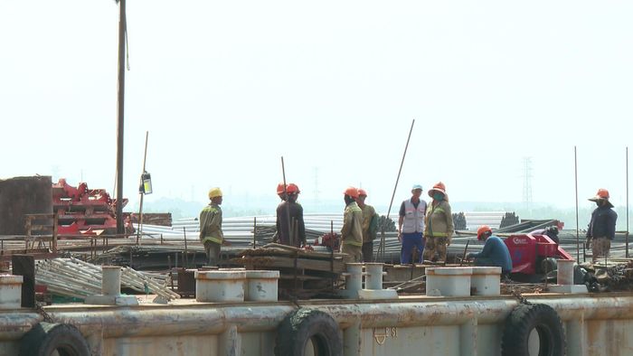 Ông Đặng Hồng Thái, đại diện Liên danh tư vấn Tedi North - Tecco 2 cho biết, dự án đang trong giai đoạn thi công gấp rút. Để giữ tiến độ trong mùa mưa, khoảng 40-50 công nhân được bố trí trên mỗi trụ cầu chính, tổ chức làm việc liên tục theo 3 ca, 4 kíp. Lực lượng tư vấn được bố trí theo dõi công trường 24/24h. Dù thời tiết xuất hiện nhiều đợt mưa lớn, các đơn vị vẫn duy trì những mũi thi công phù hợp, hạn chế thời gian chờ và gián đoạn.