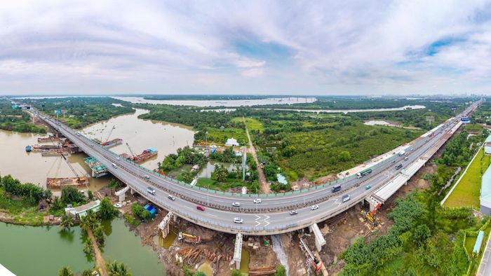 Dự án mở rộng đoạn cao tốc TP.HCM - Long Thành có tổng chiều dài khoảng 21,92km, điểm đầu tại nút giao Vành đai 2 và điểm cuối tại nút giao với cao tốc Biên Hòa - Vũng Tàu. Khi hoàn thành, tuyến cao tốc được mở rộng sẽ góp phần hoàn thiện trục giao thông từ TP.HCM đến sân bay Long Thành, đáp ứng nhu cầu đi lại, vận chuyển hàng hóa trong khu vực khi sân bay dự kiến khai thác từ tháng 12/2026.