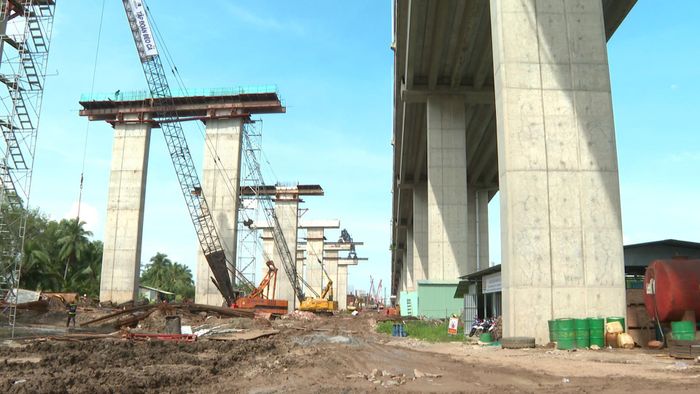 Đến nay, mặt bằng phục vụ dự án cơ bản được bàn giao, tạo điều kiện để các nhà thầu tập trung thi công. Phía TP.HCM đã bàn giao 155/159 trường hợp, đạt khoảng 98%; 4 trường hợp còn lại tại phường Long Phước không ảnh hưởng đến mặt bằng thi công. Phía Đồng Nai cũng đã bàn giao 234/235 trường hợp, đạt khoảng 99%.