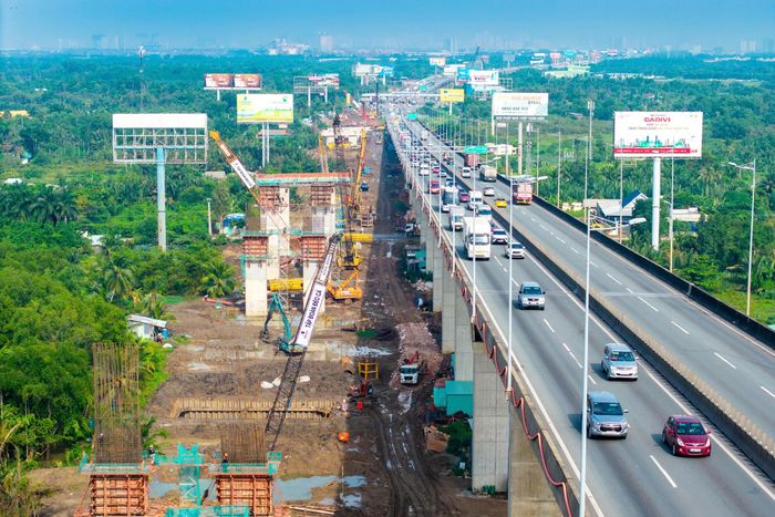 Không chỉ cầu Long Thành, toàn dự án mở rộng cao tốc TP.HCM - Long Thành đang được triển khai đồng thời trên nhiều hạng mục. Gói XL02 đã hoàn thành thi công lớp cấp phối đá dăm loại 1 trên khoảng 17,4/17,836km, đạt 98%; bê tông nhựa C25 đạt 36% và C19 đạt 27%.