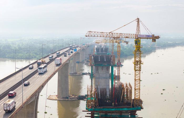 Trước những khó khăn này, VEC và các nhà thầu đang chủ động điều phối, bổ sung nhân lực, thiết bị giữa các mũi thi công, đồng thời tăng cường phối hợp với các đơn vị cung ứng để bảo đảm vật liệu phục vụ công trường. Các nhà thầu được yêu cầu tổ chức thi công linh hoạt, ưu tiên những hạng mục có đủ điều kiện triển khai, hạn chế thời gian chờ đợi và tận dụng tối đa mặt bằng đã được bàn giao.