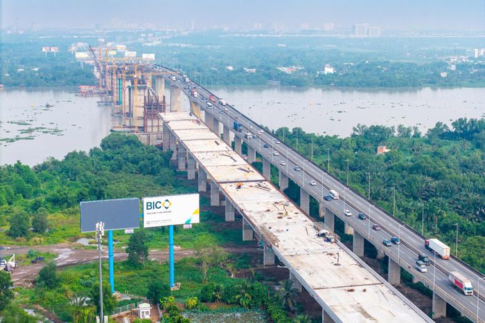 Ông Phạm Minh Khôi, Chỉ huy trưởng Nhà thầu Trung Chính cho biết, cầu Long Thành có chiều dài nhịp tương đương cầu hiện hữu nhưng mặt cầu rộng hơn, khối lượng thi công rất lớn, trong khi phải tổ chức thi công trên sông và vượt qua luồng giao thông hàng hải có mật độ cao. Để bảo đảm an toàn, nhà thầu đã thuê đơn vị điều tiết đường thủy chuyên nghiệp. Hiện mỗi trụ cầu chính duy trì khoảng 50 công nhân thi công theo ca, làm việc liên tục nhằm đáp ứng tiến độ đề ra.