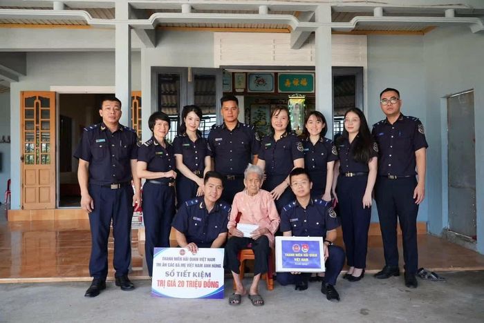 Đại diện Thanh niên Hải quan Việt Nam đã trực tiếp đến thăm hỏi, trao tặng các sổ tiết kiệm, thể hiện tình cảm, trách nhiệm và sự tri ân đối với những người có công với cách mạng. Ảnh: Cục Hải quan