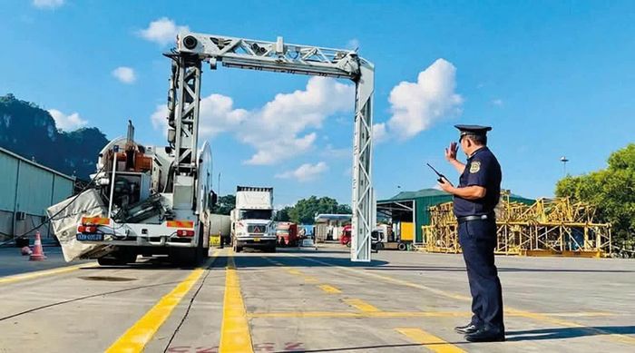 Cán bộ hải quan thông quan hàng hoá tại cửa khẩu Hữu Nghị, Lạng Sơn. Ảnh: CTV