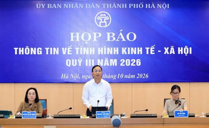 Chánh Văn phòng - người phát ngôn UBND TP. Hà Nội Nguyễn Tiến Thiết chủ trì họp báo.