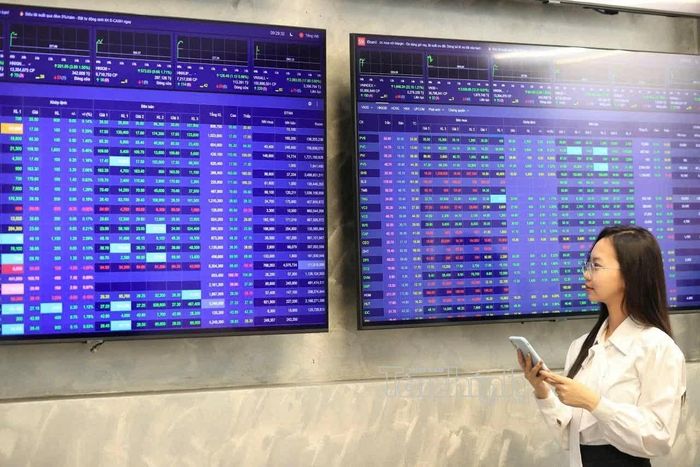 VN-Index chấm dứt chuỗi 5 phiên giảm liên tiếp bằng nhịp hồi phục khá tích cực về điểm số trong phiên 5/10. Ảnh: Đức Thanh