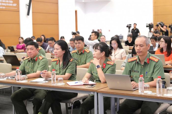 Các đại biểu tham dự họp báo.