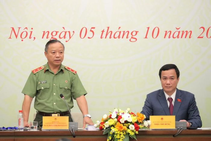 Giám đốc Học viện Chính trị Công an nhân dân, Trung tướng Phan Xuân Tuy phát biểu tại cuộc họp báo. Ảnh: Quochoi.vn