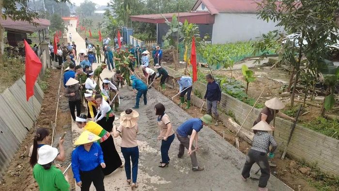 Người dân tham gia kiên cố hóa đường giao thông nông thôn tại xã Quy Mông.