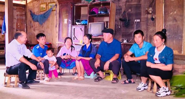 Ông Thào Nhà Của (áo xanh, đội mũ) vận động người dân thôn Hua Khắt chuyển đổi cơ cấu cây trồng, vật nuôi.
