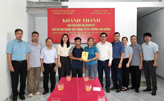 Bàn giao nhà Đại đoàn kết cho gia đình ông Hoàng Văn Thành tại phường Cam Đường.