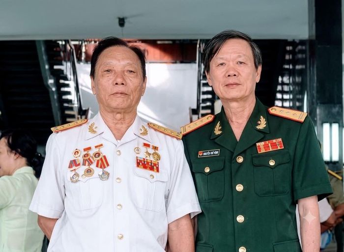 Đại tá Nguyễn Văn Khuynh ( bìa phải ) & Anh hùng lực lượng vũ trang nhân dân Nguyễn Xuân Tình ( bìa trái )- Ảnh: Nguyễn Khuynh