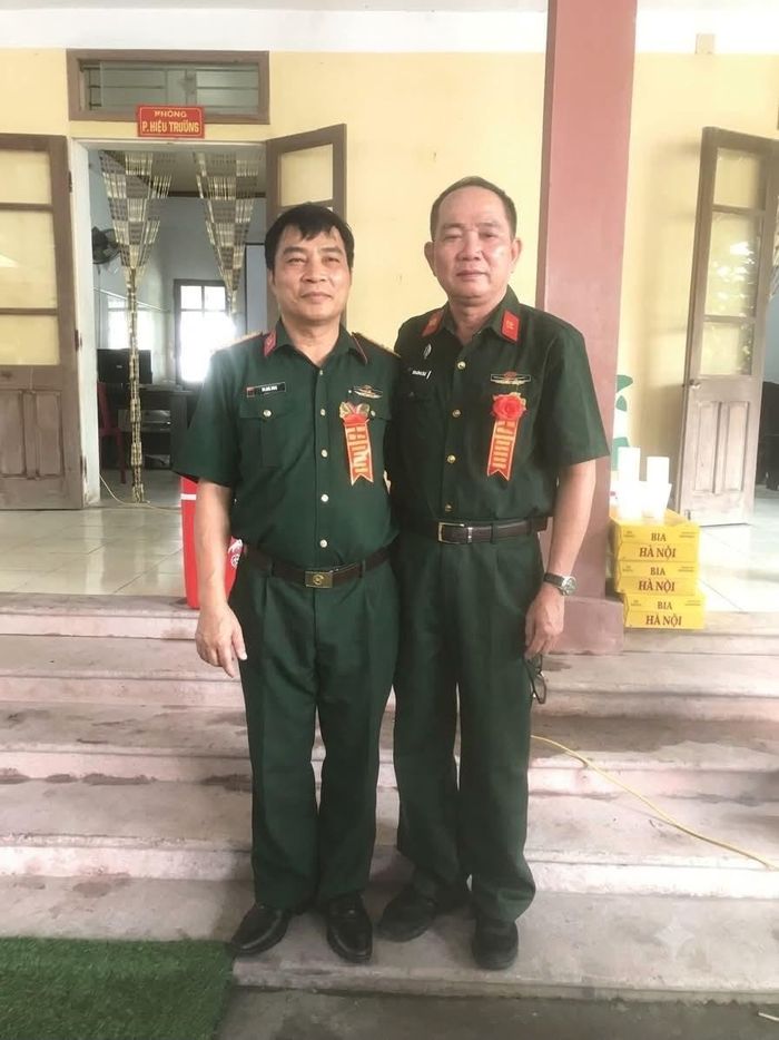 Thành Đô với Đại tá Vũ Văn Kích, Phó chủ nhiệm chính trị Binh chủng Đặc công - Ảnh : Thành Đô