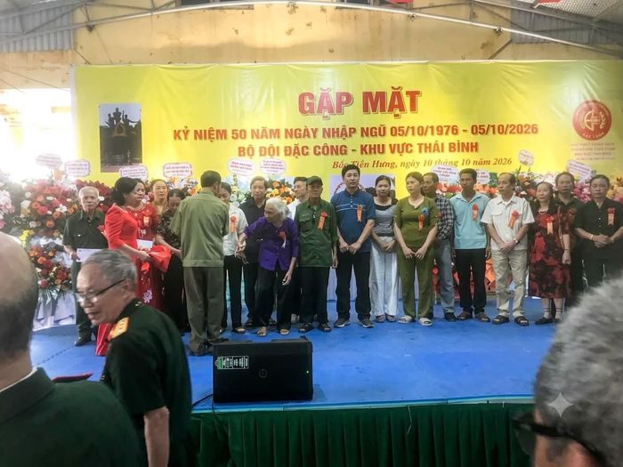 Ban tổ chức trao quà cho thân nhân gia đình 20 liệt sĩ.  Ảnh: Thành Đô