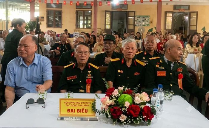 Từ trái qua Anh hùng Lương Văn Hạt , Đại tá Phan Ngọc Mai , Đại tá Lê Bá Chỉ , Đại tá Nguyễn Duy Trình. Ảnh: Thành Đô
