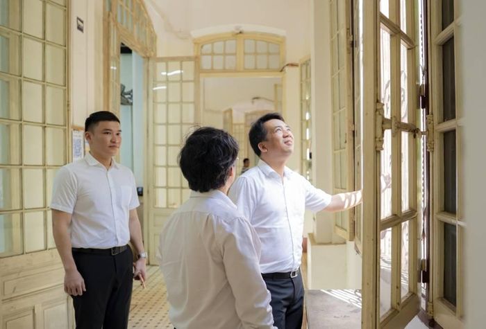  Phó Chủ tịch UBND thành phố kiểm tra dự án trường Quốc Học Huế. 