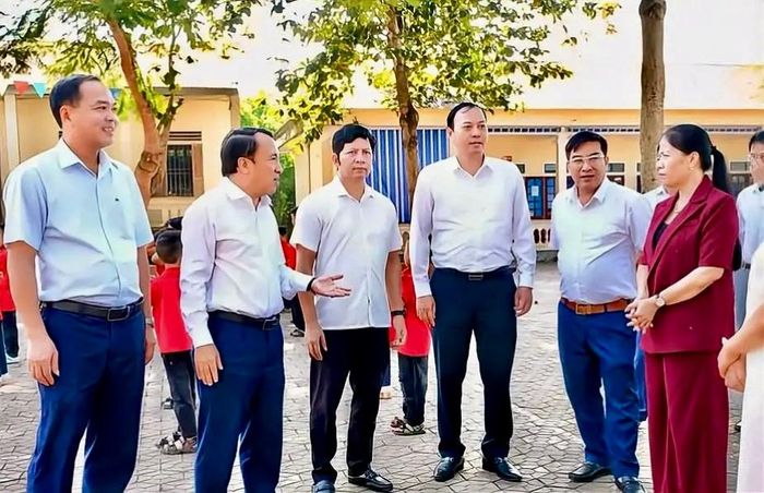 Phó Chủ tịch Thường trực HĐND tỉnh Nghệ An Dương Đình Chỉnh cùng Đoàn giám sát khảo sát thực tế tại cơ sở. Ảnh: Thanh Tâm