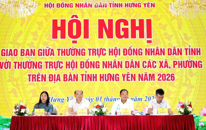 Chủ tịch HĐND tỉnh Hưng Yên Trần Quốc Văn và các Phó Chủ tịch HĐND tỉnh điều hành hội nghị. Ảnh: Nguyễn Ánh