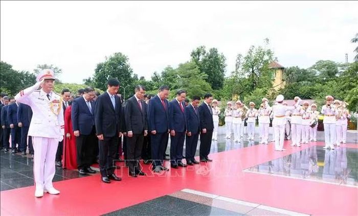Đoàn đại biểu Ban Chấp hành Trung ương Đảng tưởng niệm các Anh hùng liệt sĩ. Ảnh: Phạm Kiên/TTXVN