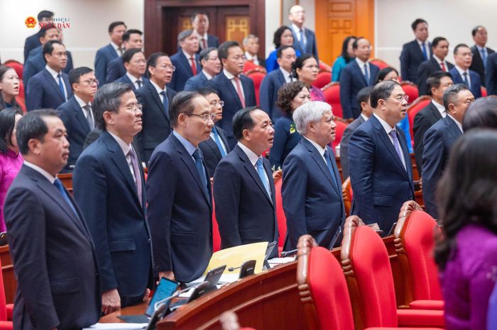 Các đại biểu thực hiện nghi lễ chào cờ