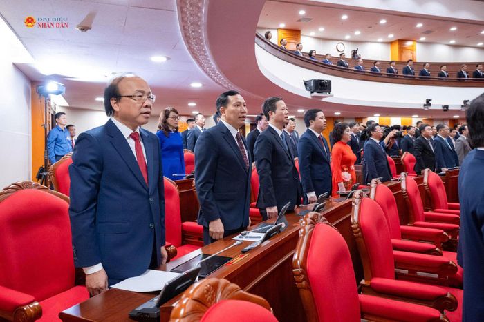 Các đại biểu thực hiện nghi lễ chào cờ