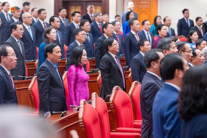 Các đại biểu thực hiện nghi lễ chào cờ