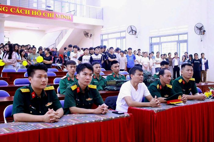 Trung đoàn 584 phối hợp với Trường Phổ thông Dân tộc nội trú THPT N’Trang Lơng tổ chức các hoạt động tuyên truyền, giáo dục pháp luật cho học sinh. Ảnh: Việt Hùng