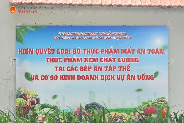 Để loại bỏ thực phẩm mất an toàn, thực phẩm kém chất lượng tại các bếp ăn tập thể, UBND TP. Hồ Chí Minh cũng đã ban hành quy chế phối hợp điều tra các vụ NĐTP xảy ra trên địa bàn thành phố nhằm xử lý tận gốc các vụ việc NĐTP. Ảnh: Quang Phương