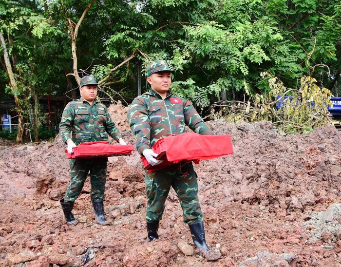 Trong ngày 4/10, lực lượng làm nhiệm vụ đã phát hiện, quy tập 5 bộ hài cốt liệt sĩ và 2 bộ di vật kèm theo