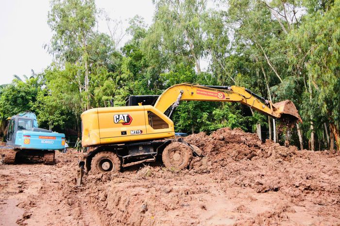Lực lượng làm nhiệm vụ đã xử lý hơn 400m³ đất, tiếp tục mở rộng phạm vi tìm kiếm tại Khu B