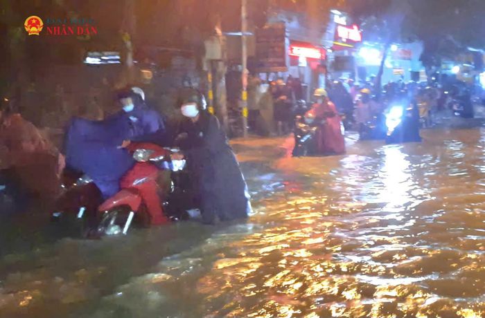 Tình trạng ngập nước do mưa diễn ra trên đường Đình Phong Phú vào chiều tối 30/9. Ảnh: Quang Phương